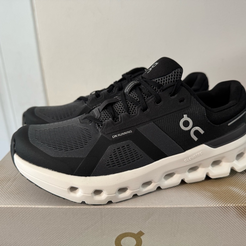 On Running cloudrunner 2 Men's Black and White Cloudtec Shoes 10.5